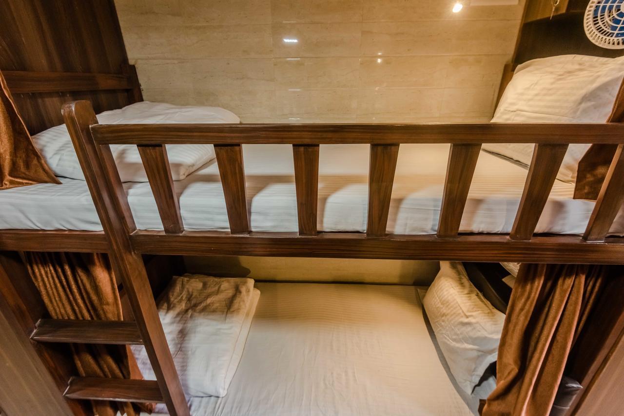Awesome Dormitory - Men Only Mumbai Exterior photo