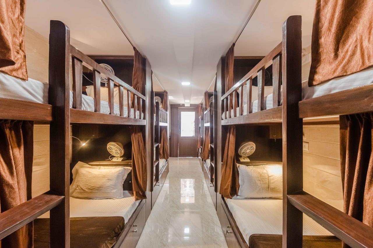 Awesome Dormitory - Men Only Mumbai Exterior photo
