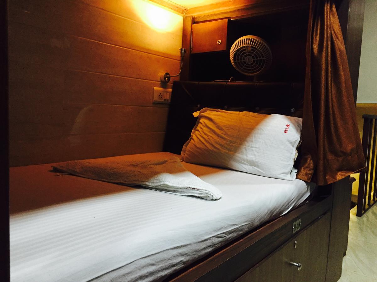Awesome Dormitory - Men Only Mumbai Exterior photo